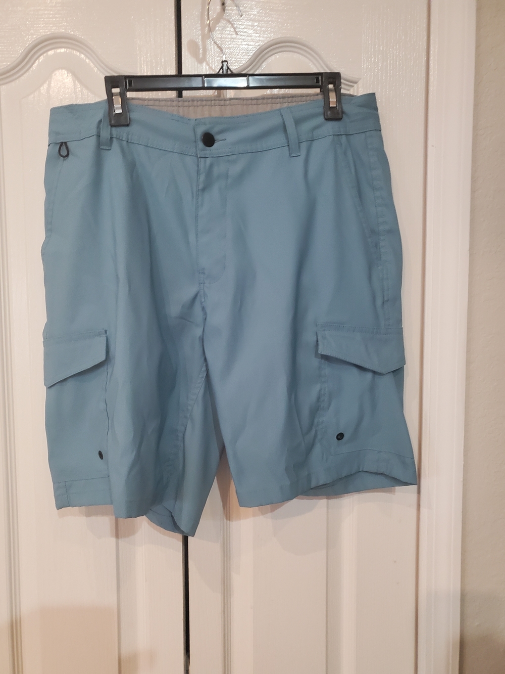 Men's Size 34 LIGHT MARINE Blue Cargo Shorts--LENGTH: 8 5". By Voyager